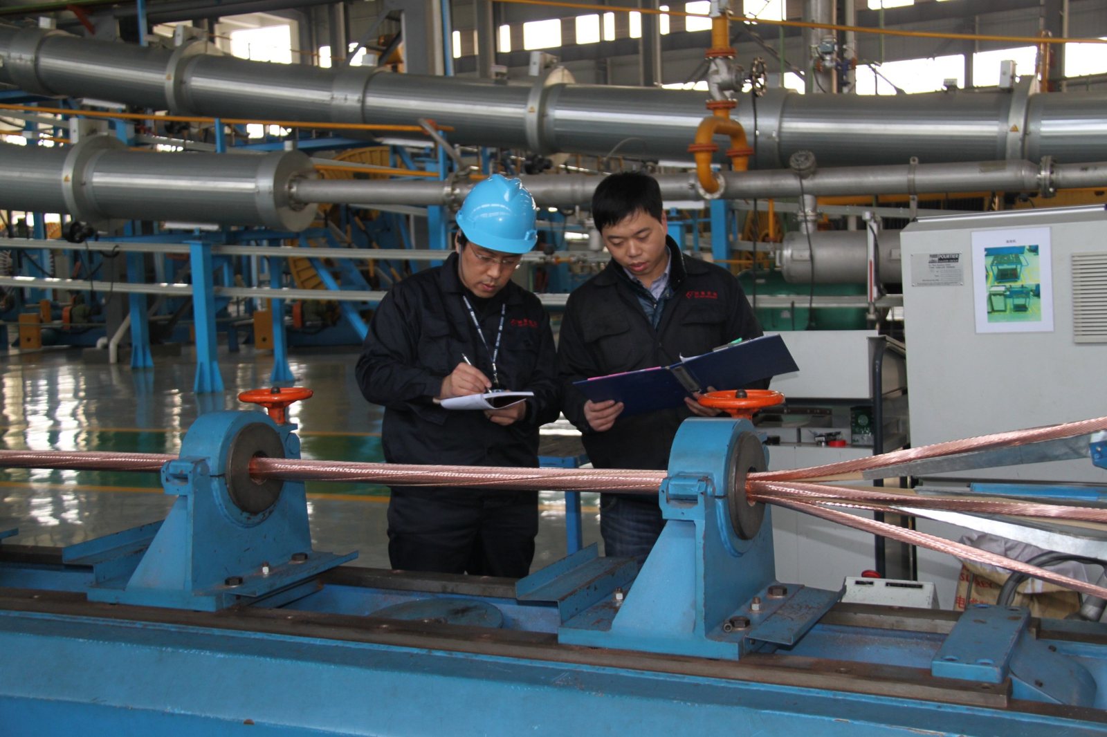 Pemeriksaan proses produksi di Far East Cable